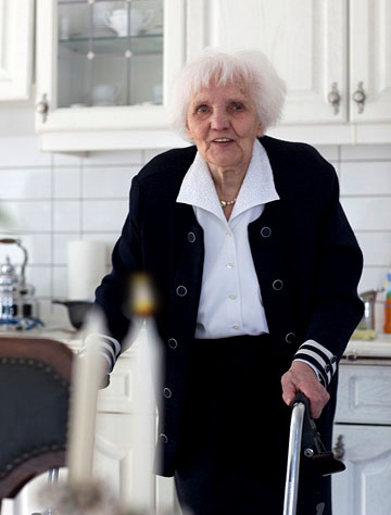Seniorin in ihrer Küche Foto: Seniorin in ihrer Küche